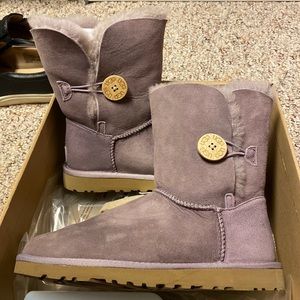 Brand New Never Worn Bailey Button Ugg Boots size 6